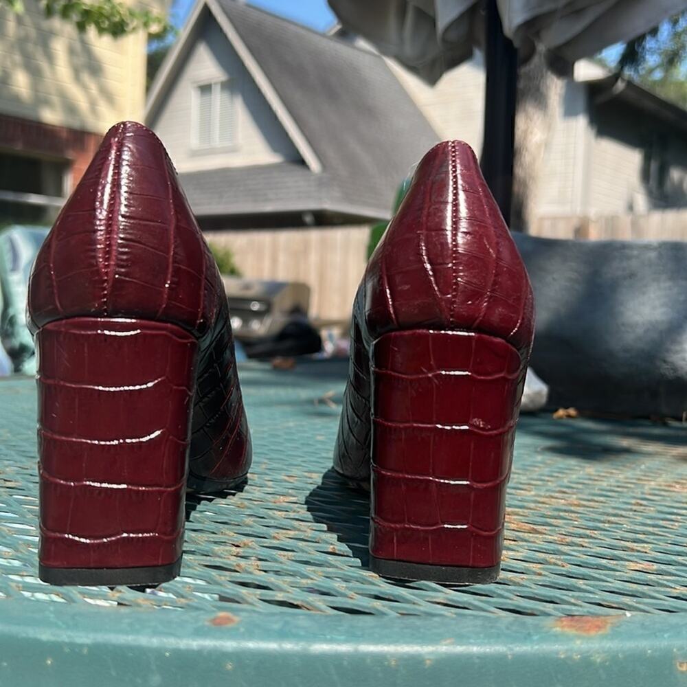 ▶️ Aquatalia ◀️ Maroon Embossed Leather Croc Pattern Pumps. 8 M - Picture 8 of 16